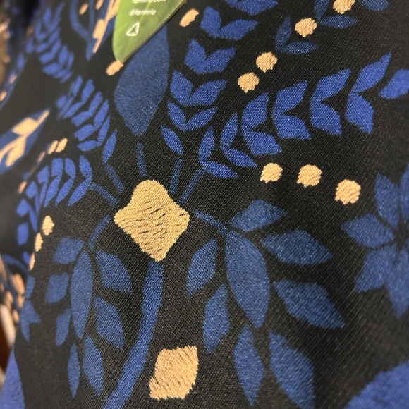 Farm Rio Blue Macaw Forest Sweatshirt 
Size Medium (fits S or XS) - Picture 8 of 9